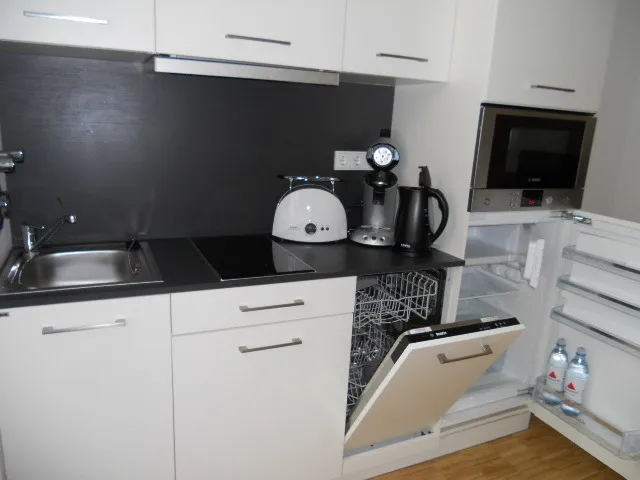 ausgestattetes 2 Zimmer Apartment mit Einbauküche, public Sauna und Fitness im Gebäude! — photo 1